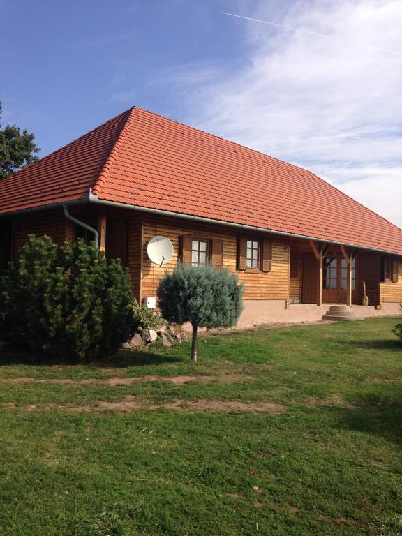 CserkútMezesfeszer Apartman公寓 外观 照片
